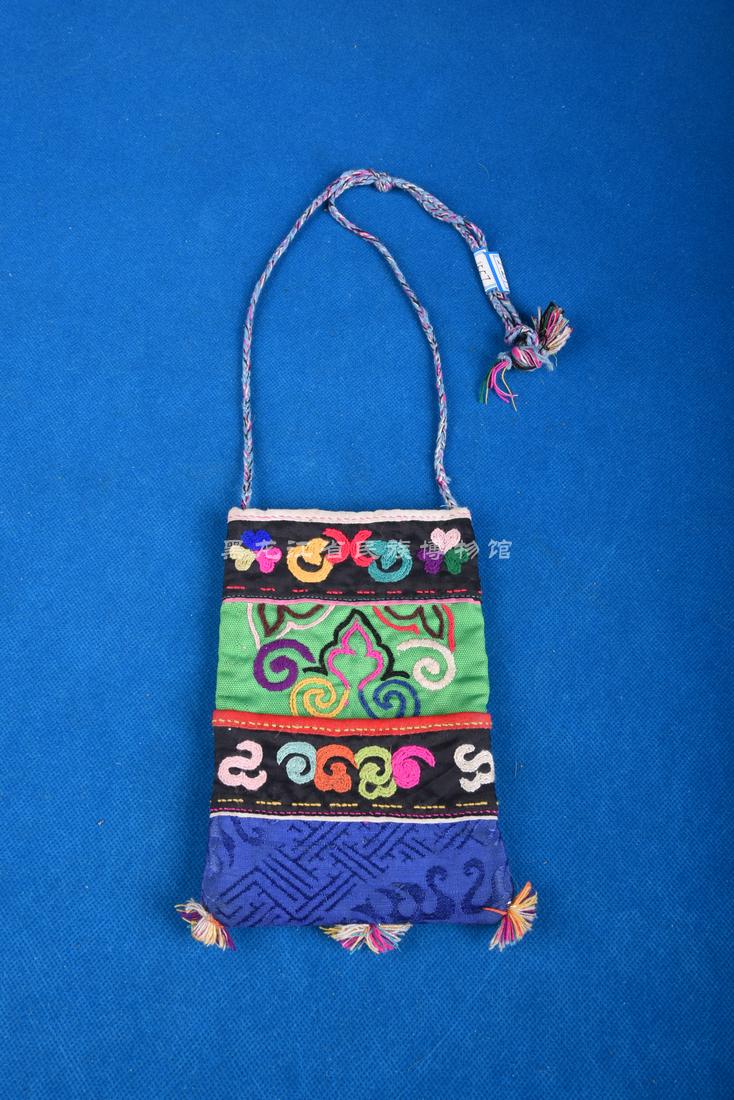 黑龙江省民族博物馆_馆藏文物_现代布质绣花烟荷包