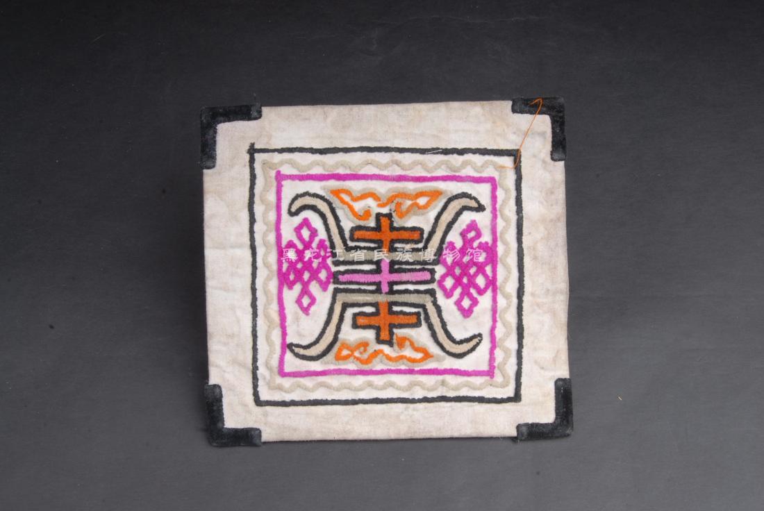 黑龙江省民族博物馆_馆藏珍贵文物_现代彩线绣寿字盘肠纹图案白布地枕