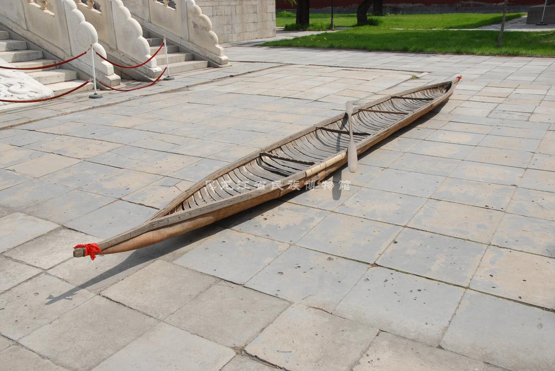 黑龙江省民族博物馆_馆藏珍贵文物_现代桦皮船(附浆)