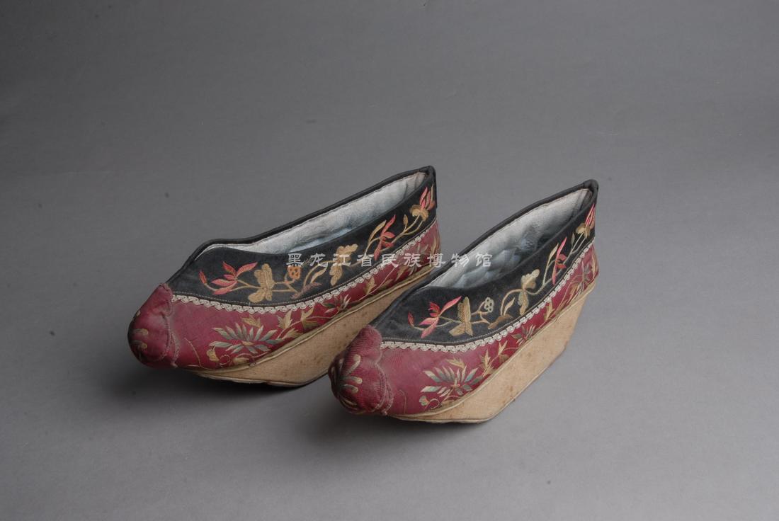 黑龙江省民族博物馆_馆藏珍贵文物_近代船形底紫缎面绣花鞋