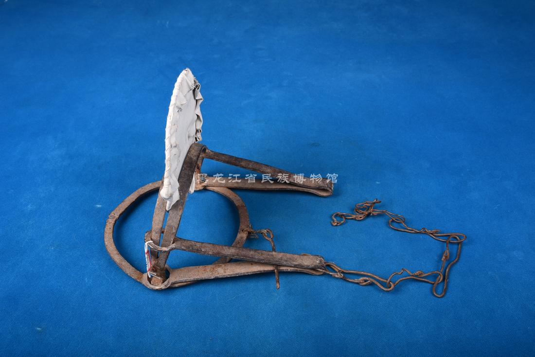 黑龙江省民族博物馆_馆藏珍贵文物_70年代圆底盘铁板狩猎夹