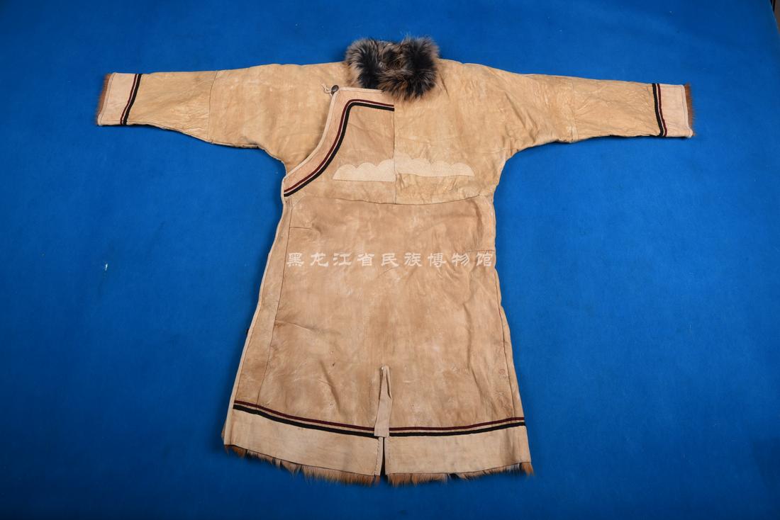 信息名  称:2014年关金芳制老年男式皮袍民  族:鄂伦春族质  地:皮革