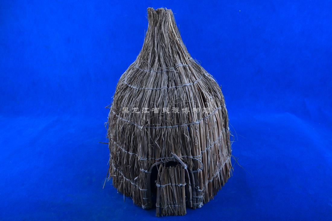 黑龙江省民族博物馆_馆藏文物_现代赫哲族稻草编扎撮罗子模型