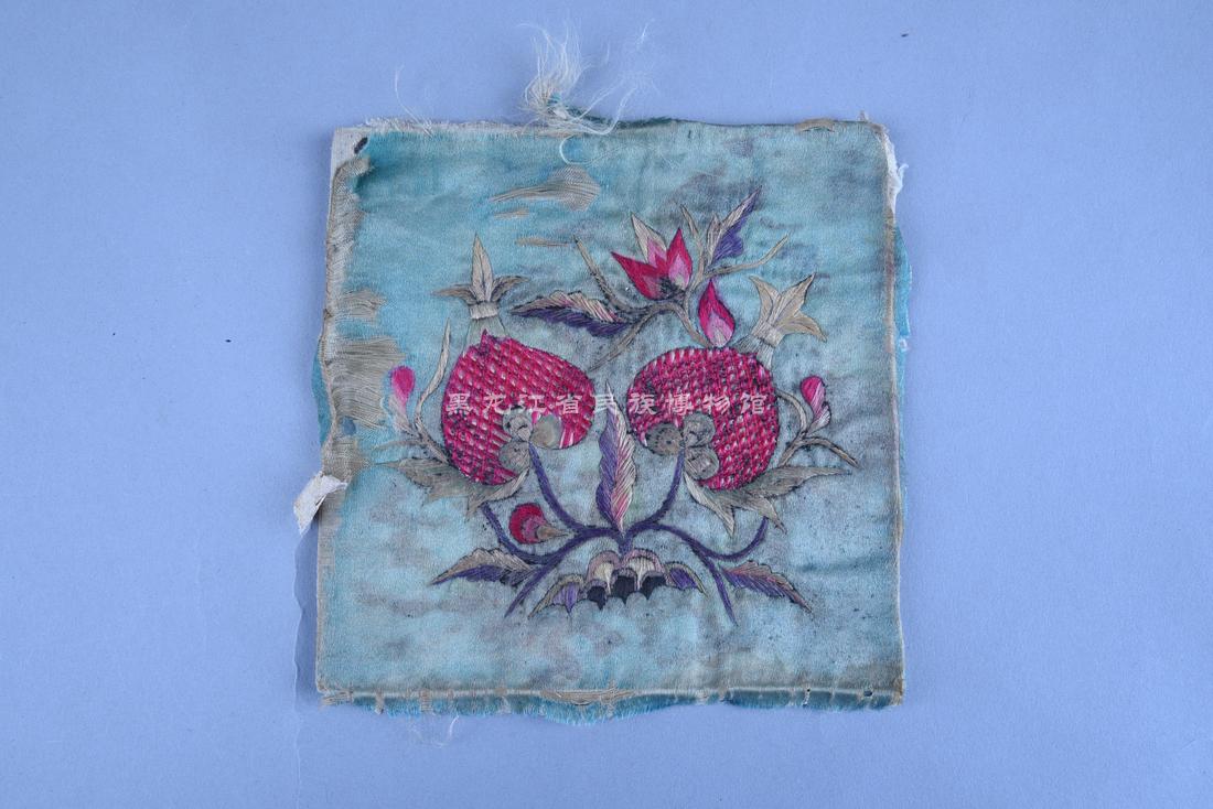 黑龙江省民族博物馆_馆藏文物_清末满族绣石榴纹绿缎枕头顶